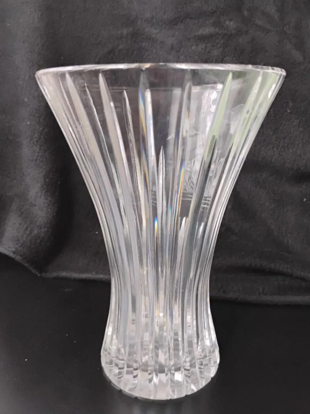 Ribbed crystal glass vase with swan etching